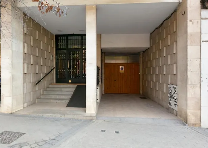 Bright Modern-2Bedroom 1Bathroom -Av. de América